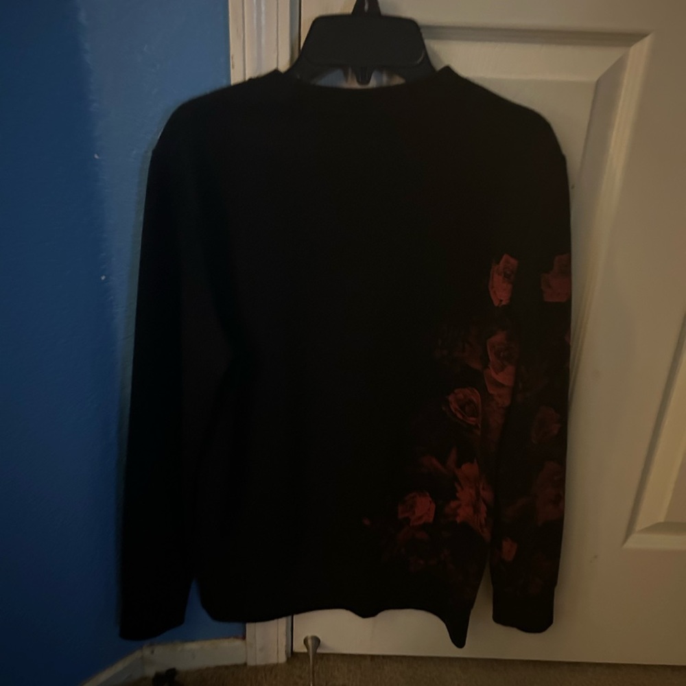H&M BLACK SLEEVE CREWNECK SIZE XS MEN SIZE MEDIUM ROSE SLEEVE DESIGN